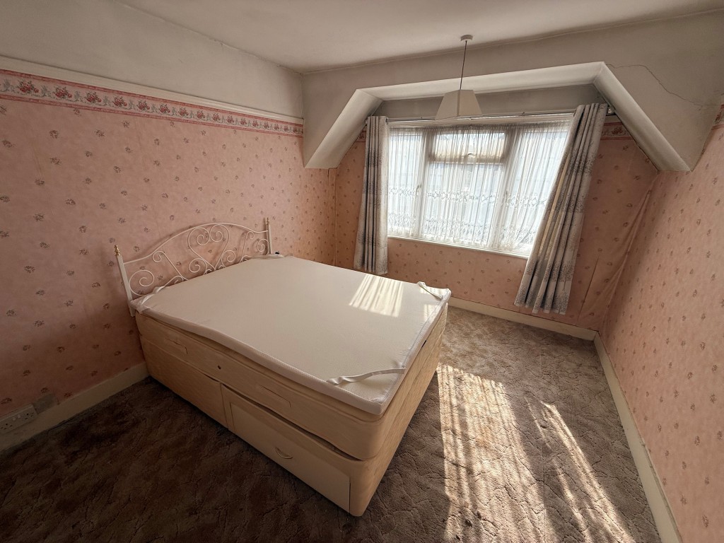 Lot: 226 - THREE-BEDROOM SEMI-DETACHED HOUSE FOR IMPROVEMENT - Main bedroom with window
